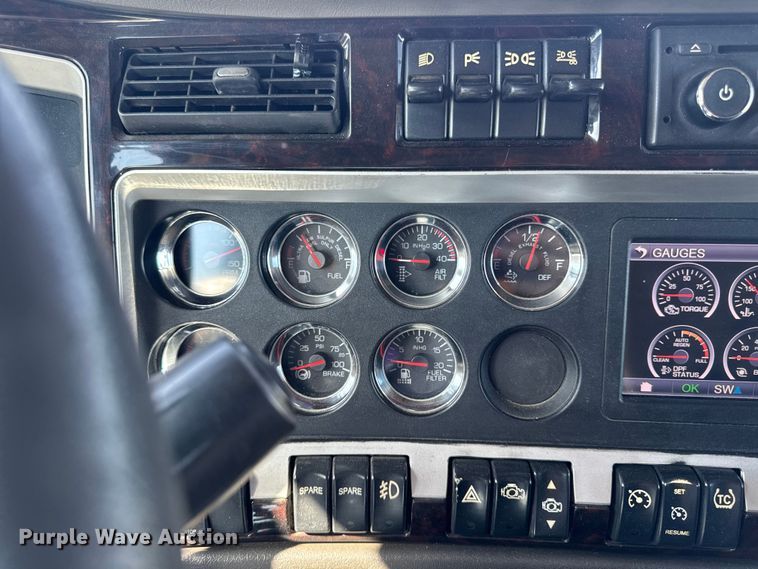 image for item YA3195 2014 Kenworth T660 semi truck
