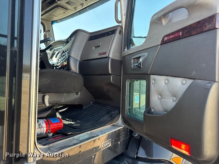 image for item YA3195 2014 Kenworth T660 semi truck