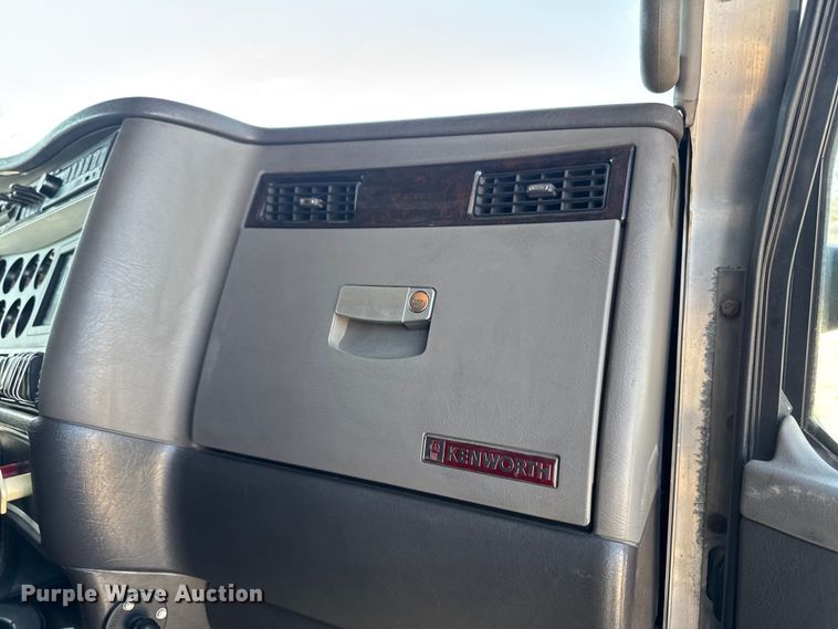 image for item YA3195 2014 Kenworth T660 semi truck