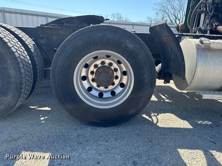 image for item YA3195 2014 Kenworth T660 semi truck