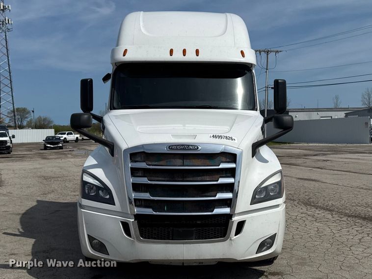 image for item YA3215 2019 Freightliner Cascadia semi truck