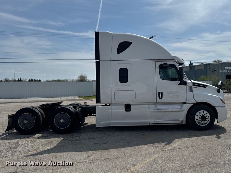 image for item YA3215 2019 Freightliner Cascadia semi truck