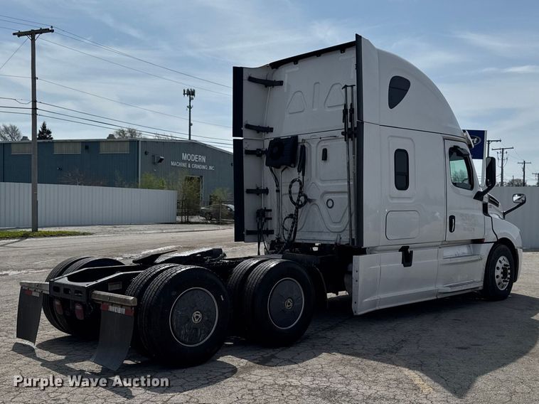 image for item YA3215 2019 Freightliner Cascadia semi truck