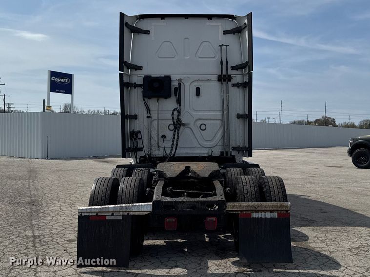 image for item YA3215 2019 Freightliner Cascadia semi truck