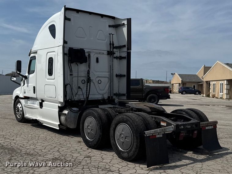 image for item YA3215 2019 Freightliner Cascadia semi truck