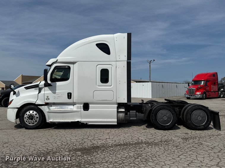 image for item YA3215 2019 Freightliner Cascadia semi truck