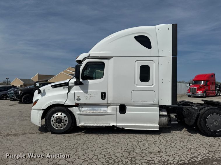 image for item YA3215 2019 Freightliner Cascadia semi truck