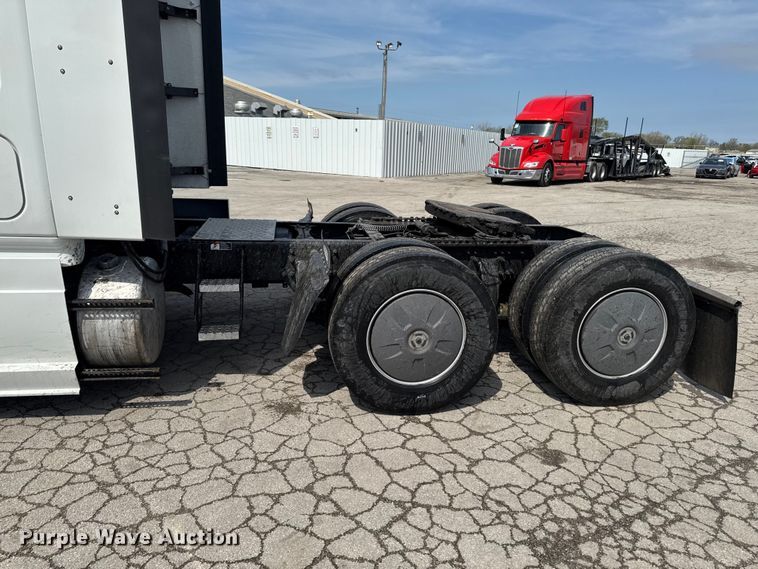 image for item YA3215 2019 Freightliner Cascadia semi truck