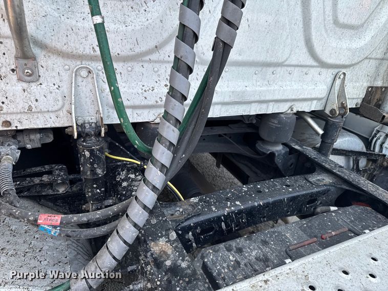 image for item YA3215 2019 Freightliner Cascadia semi truck