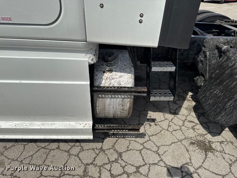 image for item YA3215 2019 Freightliner Cascadia semi truck