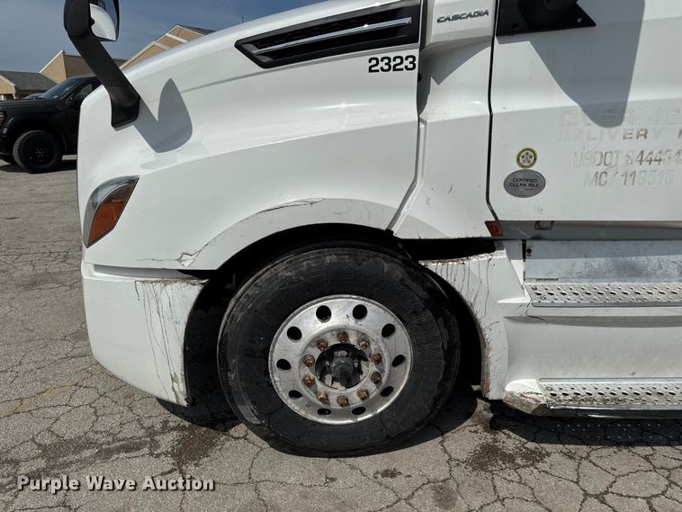 image for item YA3215 2019 Freightliner Cascadia semi truck