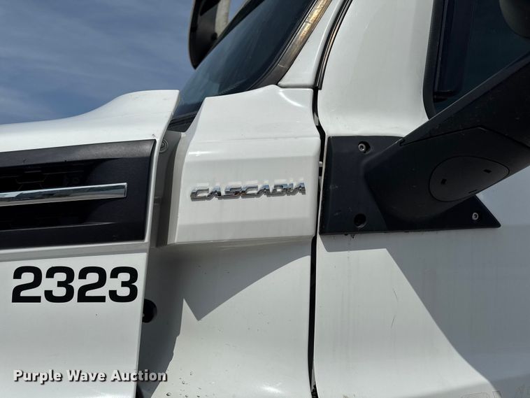 image for item YA3215 2019 Freightliner Cascadia semi truck