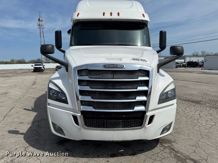 image for item YA3215 2019 Freightliner Cascadia semi truck