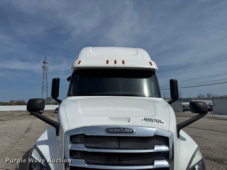 image for item YA3215 2019 Freightliner Cascadia semi truck
