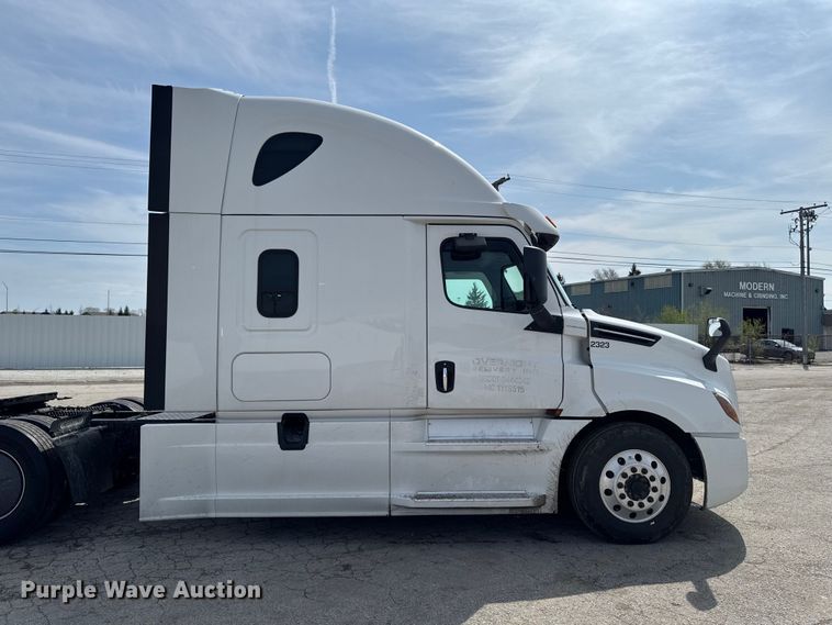 image for item YA3215 2019 Freightliner Cascadia semi truck