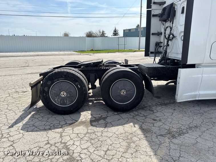 image for item YA3215 2019 Freightliner Cascadia semi truck