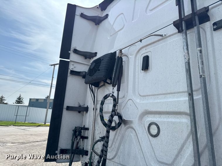 image for item YA3215 2019 Freightliner Cascadia semi truck