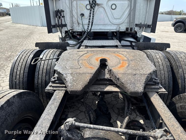image for item YA3215 2019 Freightliner Cascadia semi truck