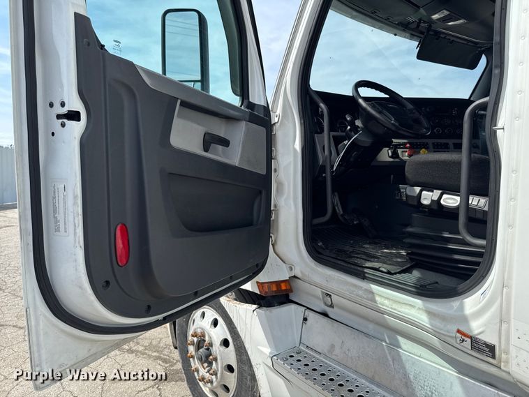 image for item YA3215 2019 Freightliner Cascadia semi truck