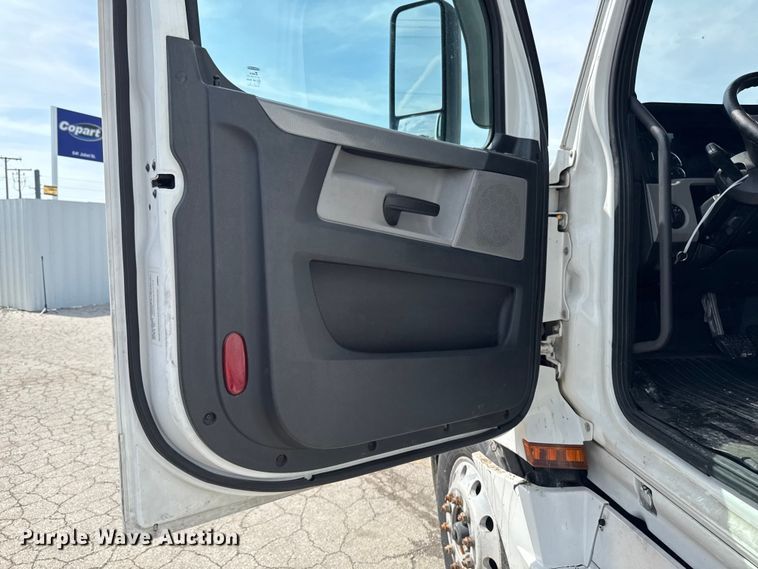 image for item YA3215 2019 Freightliner Cascadia semi truck
