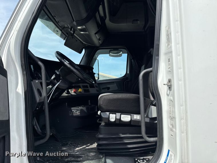 image for item YA3215 2019 Freightliner Cascadia semi truck