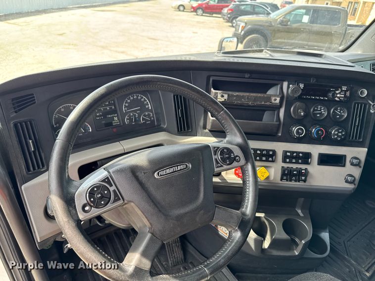 image for item YA3215 2019 Freightliner Cascadia semi truck