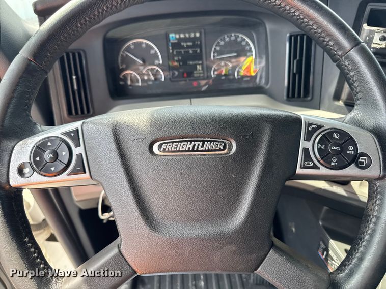 image for item YA3215 2019 Freightliner Cascadia semi truck