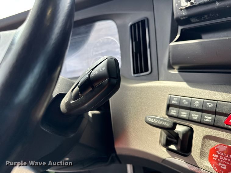 image for item YA3215 2019 Freightliner Cascadia semi truck