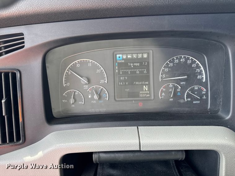 image for item YA3215 2019 Freightliner Cascadia semi truck