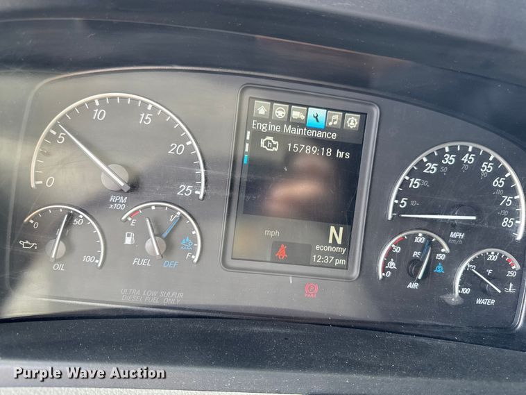 image for item YA3215 2019 Freightliner Cascadia semi truck