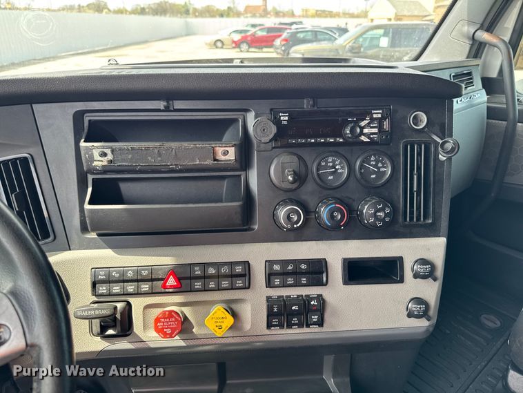 image for item YA3215 2019 Freightliner Cascadia semi truck