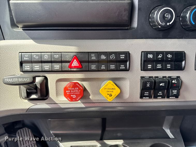 image for item YA3215 2019 Freightliner Cascadia semi truck