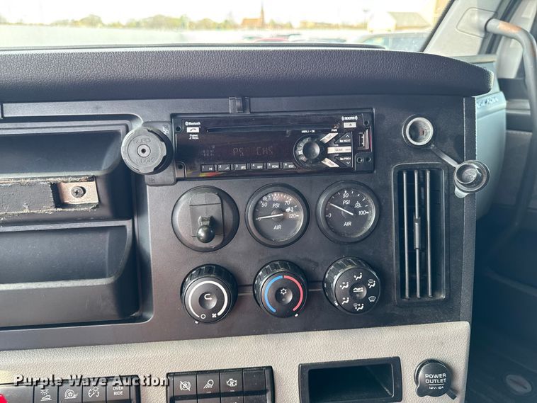 image for item YA3215 2019 Freightliner Cascadia semi truck