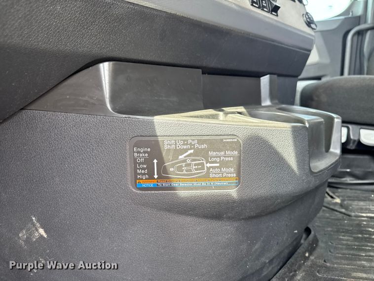 image for item YA3215 2019 Freightliner Cascadia semi truck