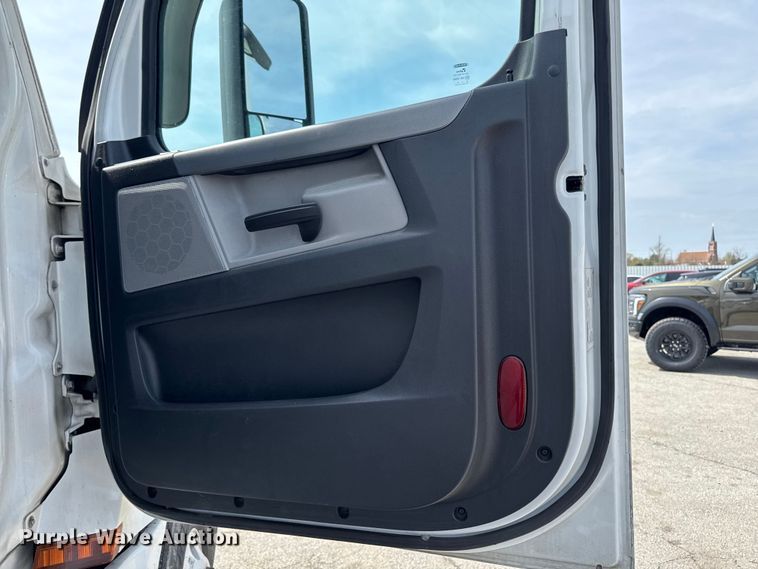 image for item YA3215 2019 Freightliner Cascadia semi truck