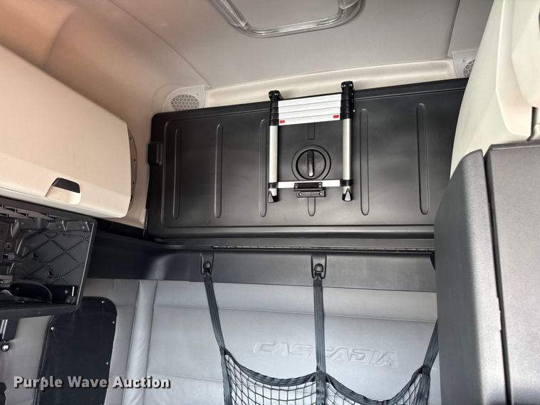 image for item YA3215 2019 Freightliner Cascadia semi truck