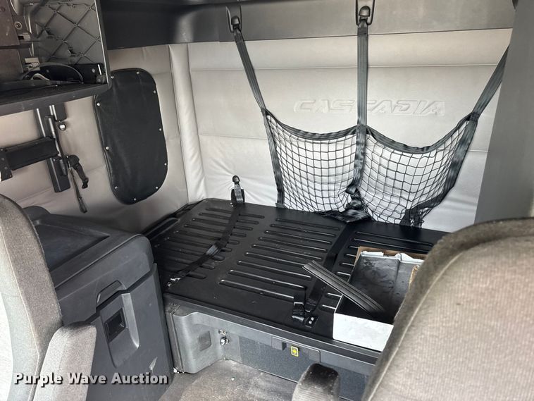 image for item YA3215 2019 Freightliner Cascadia semi truck
