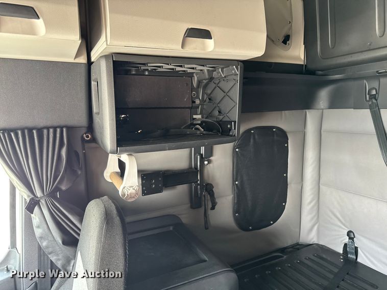image for item YA3215 2019 Freightliner Cascadia semi truck
