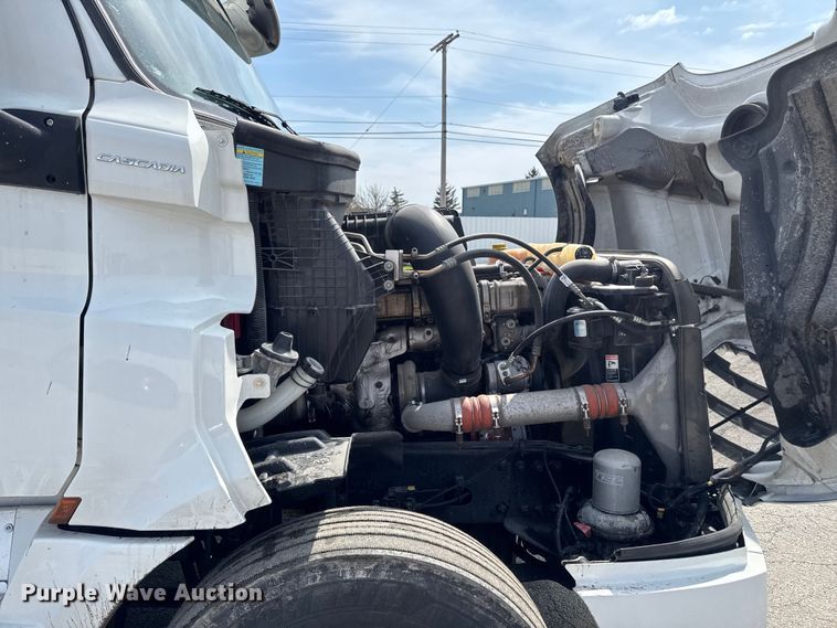 image for item YA3215 2019 Freightliner Cascadia semi truck