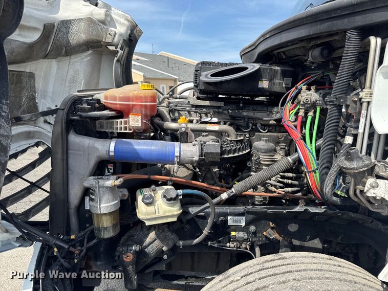 image for item YA3215 2019 Freightliner Cascadia semi truck