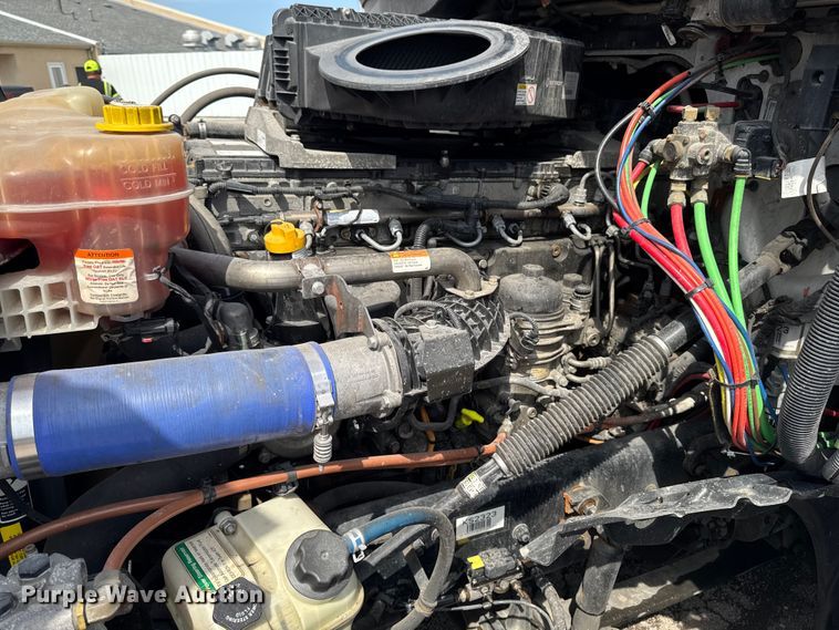 image for item YA3215 2019 Freightliner Cascadia semi truck