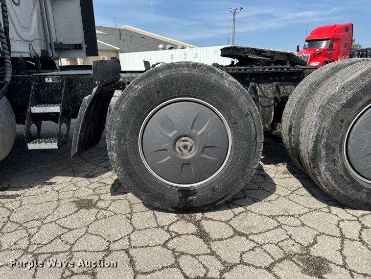 image for item YA3215 2019 Freightliner Cascadia semi truck