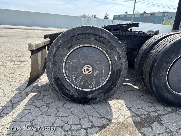 image for item YA3215 2019 Freightliner Cascadia semi truck