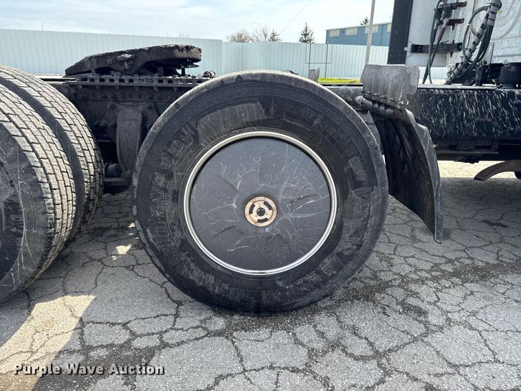 image for item YA3215 2019 Freightliner Cascadia semi truck