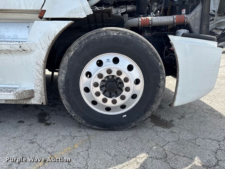 image for item YA3215 2019 Freightliner Cascadia semi truck