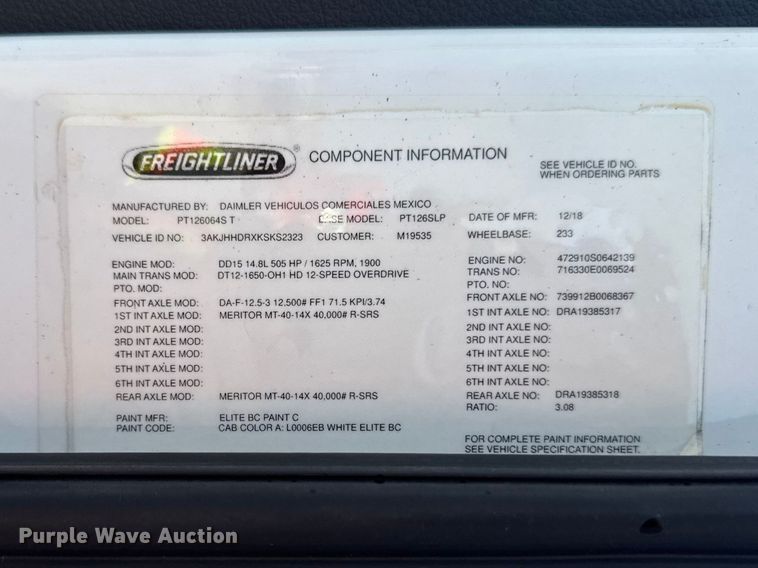 image for item YA3215 2019 Freightliner Cascadia semi truck