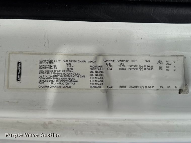 image for item YA3215 2019 Freightliner Cascadia semi truck