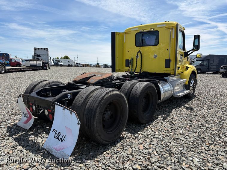 image for item YA3333 2019 Peterbilt 579 semi truck