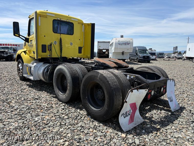 image for item YA3333 2019 Peterbilt 579 semi truck