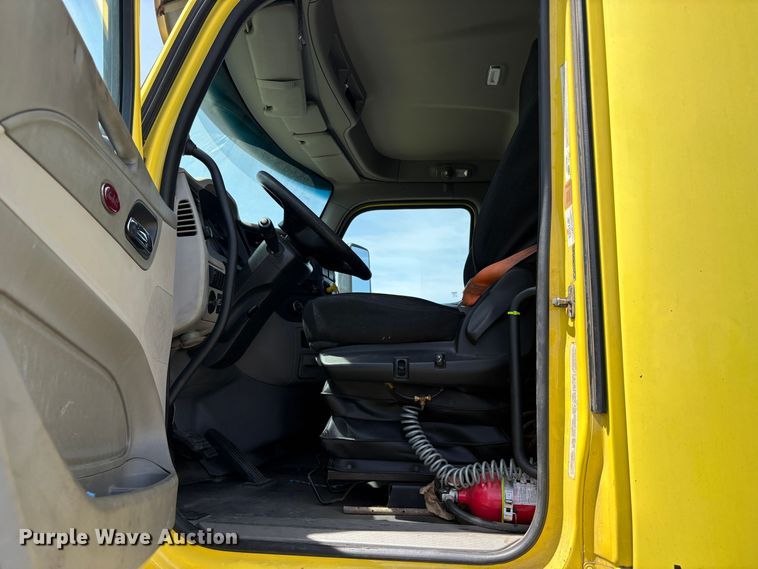 image for item YA3333 2019 Peterbilt 579 semi truck